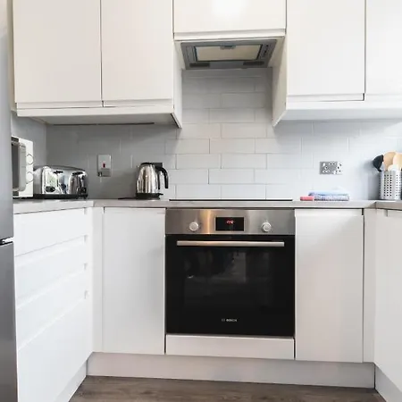 City Centre Comfort: Spacious 2-Bed Apartment with Free Parking Southampton Exterior photo