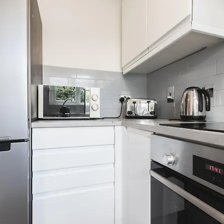 City Centre Comfort: Spacious 2-Bed Apartment with Free Parking Southampton Exterior photo