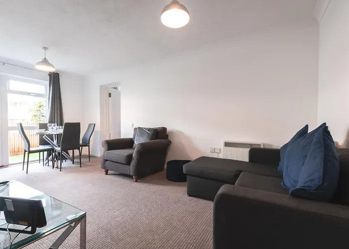 Best Price - Fantastic 2Bed 2Bath City Centre Apartment! 1 Double Bed, 3 Singles Or Kingsize, Sofabed, Smart Tvs, Free Parking
