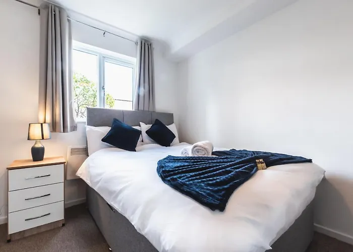 Best Price - Fantastic 2Bed 2Bath City Centre Apartment! 1 Double Bed, 3 Singles Or Kingsize, Sofabed, Smart Tvs, Free Parking