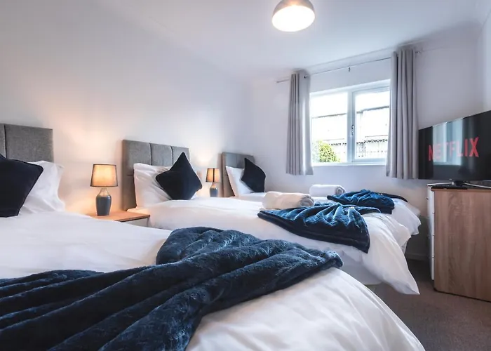 Best Price - Fantastic 2Bed 2Bath City Centre Apartment! 1 Double Bed, 3 Singles Or Kingsize, Sofabed, Smart Tvs, Free Parking