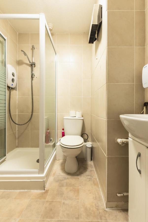 Centre Comfort: Spacious 2-bed With Free Parking Apartment *