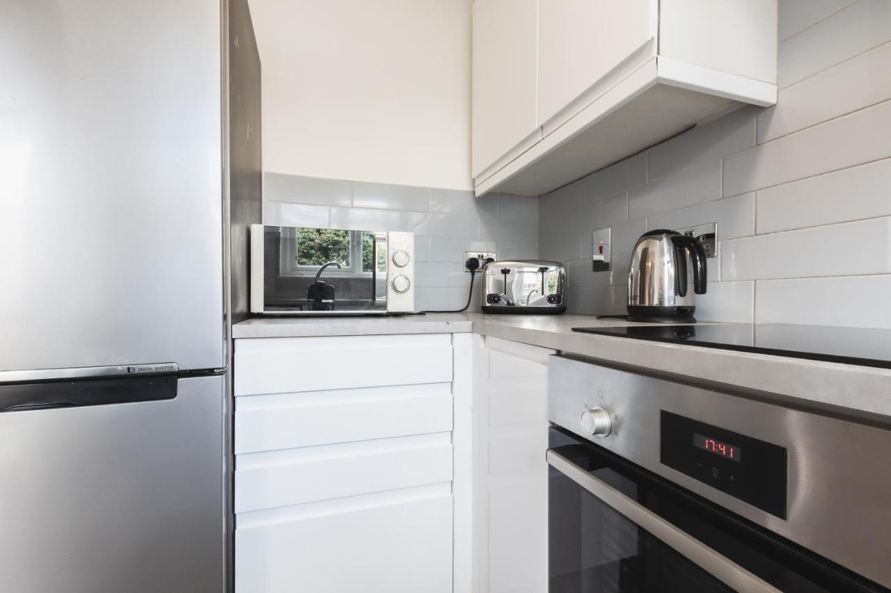 Centre Comfort: Spacious 2-bed With Free Parking Apartment *